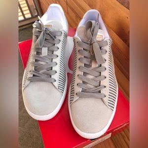 Womens Suede Pumas Size US 9.5